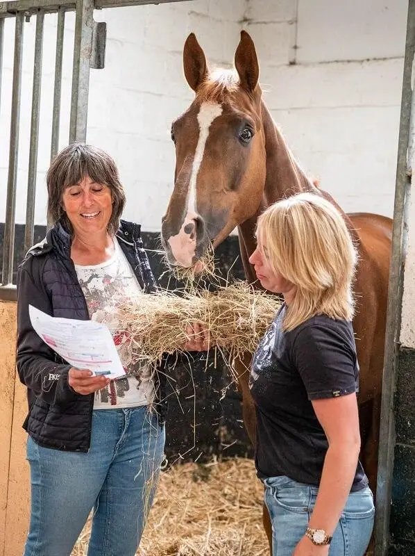 anneke-hallebeek-uitleg-geven-ruwvoeradvies-paard (1)
