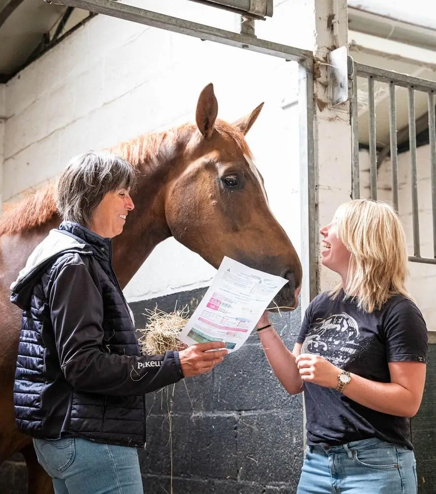 anneke-hallebeek-voedingsexpert-paard-geeft-advies-ruwvoeranalyse
